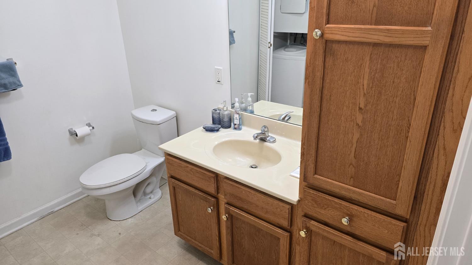 205 Liddle Avenue Edison, NJ 08837 - Photo 16 of 32 a bathroom with a toilet a sink and mirror
