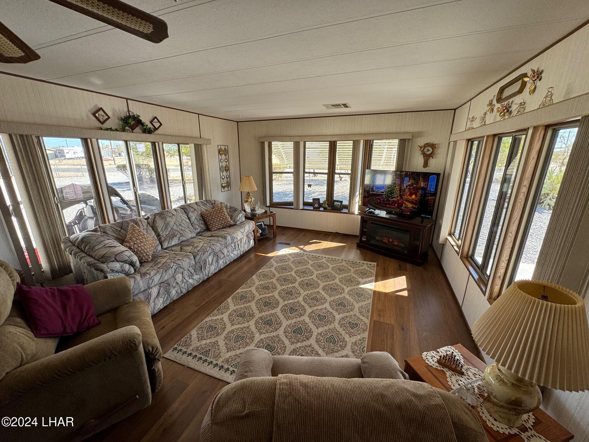 25514 Pendleton Way Bouse, AZ 85325 - Photo 11 of 24 Living room