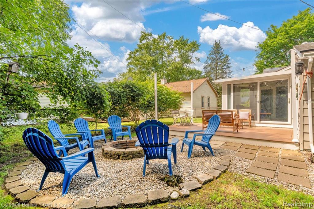 355 Rivard Boulevard Waterford, MI 48327 - Photo 6 of 43
