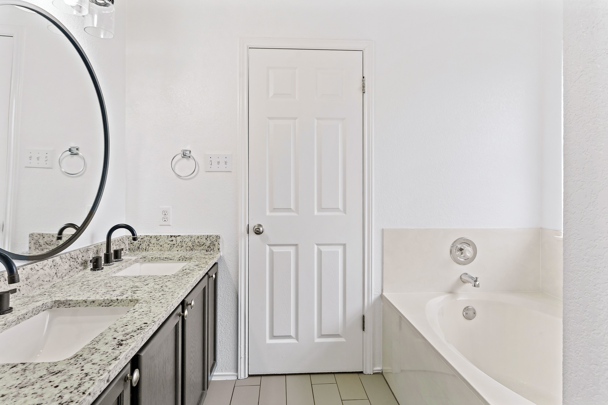 321 Nicole Way Bastrop, TX 78602 - Photo 22 of 32 Bathroom featuring double vanity and a garden tub