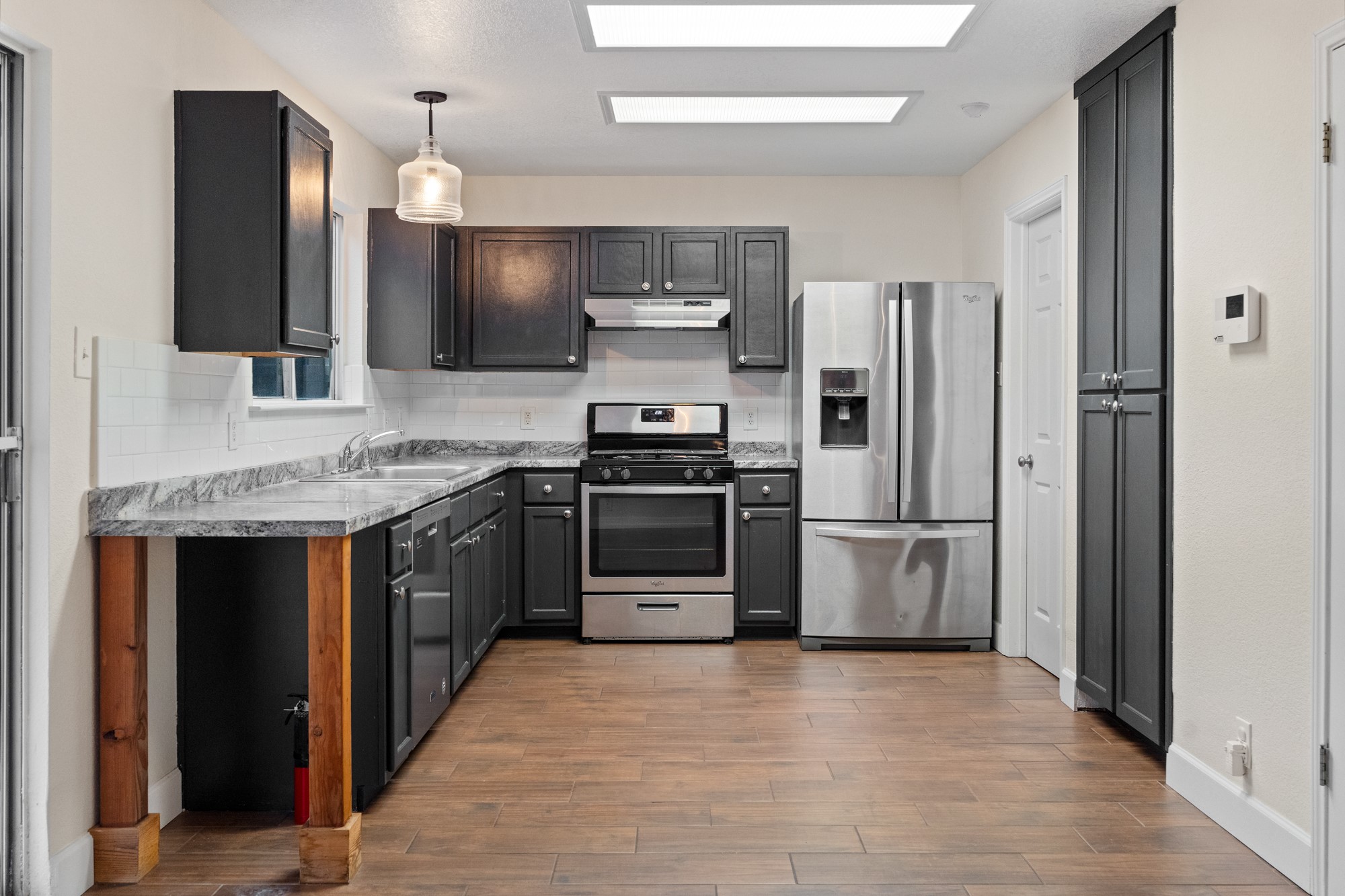 321 Nicole Way Bastrop, TX 78602 - Photo 7 of 32 Kitchen featuring stainless steel appliances, light wood-type flooring, pendant lighting, and light countertops