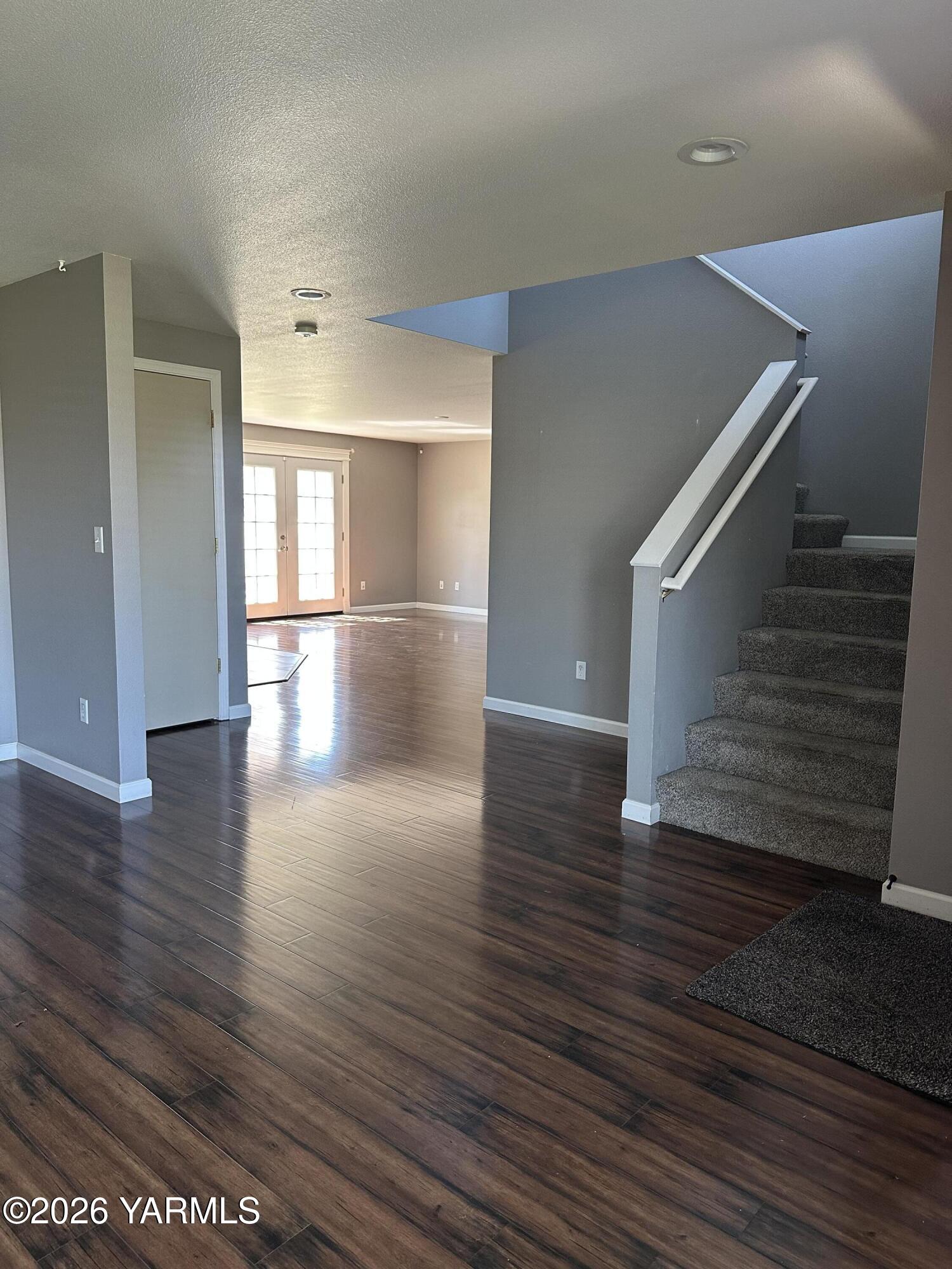 514 Cascade Avenue Moxee, WA 98936 - Photo 13 of 25 a view of entryway and hall with wooden floor