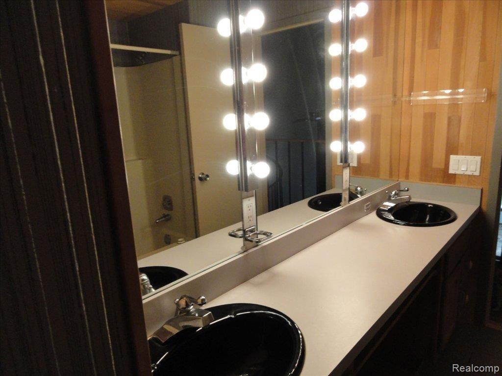 23055 Beck Road Novi, MI 48374 - Photo 5 of 7 Bath2