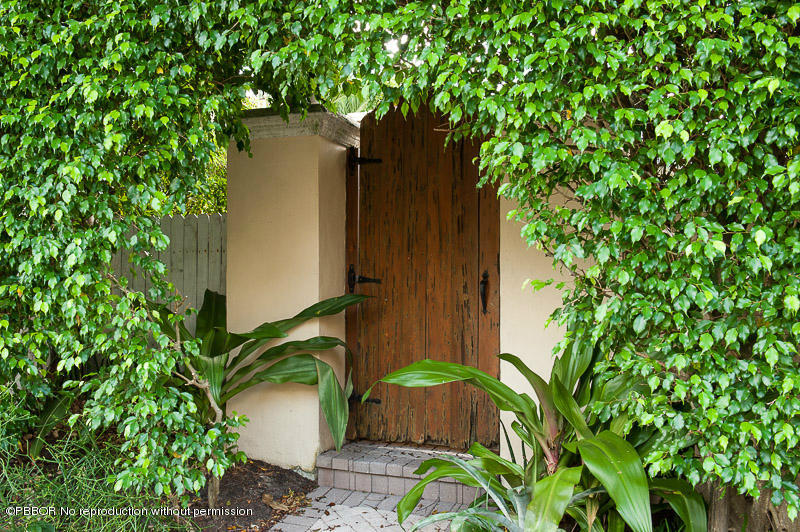 275 North County Road Palm Beach, FL 33480 - Photo 11 of 15 a backyard of a house with lots of green space