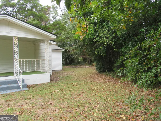 a view of a house with a yard
