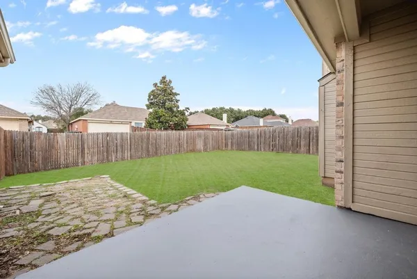 a view of a house with backyard and garden