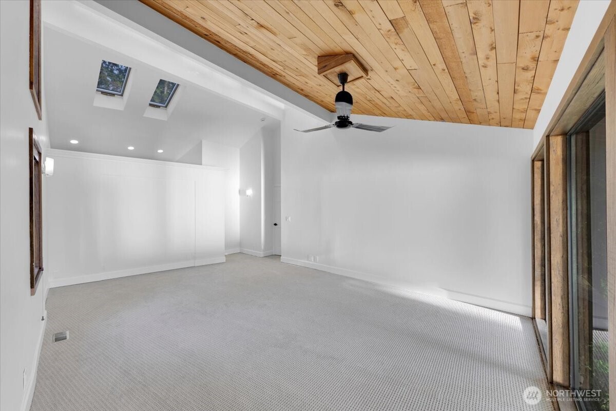 16015 Inglewood Road Northeast Kenmore, WA 98028 - Photo 13 of 37 a view of a livingroom with a ceiling fan