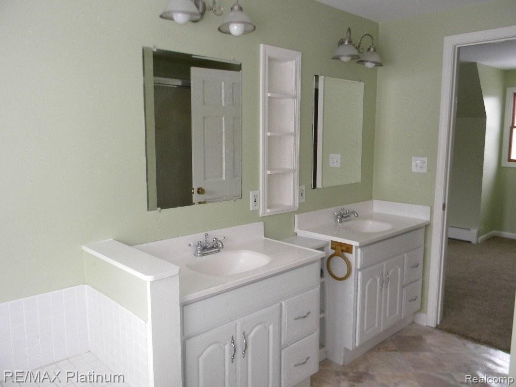 18049 Tipsico Lake Road Fenton, MI 48430 - Photo 15 of 25 Private Master Bathroom