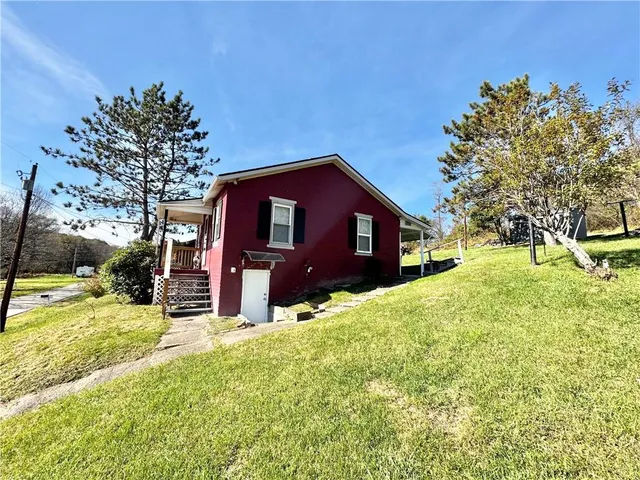 a view of a house with a yard