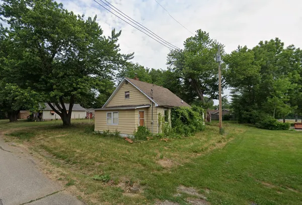 a view of a house with a yard