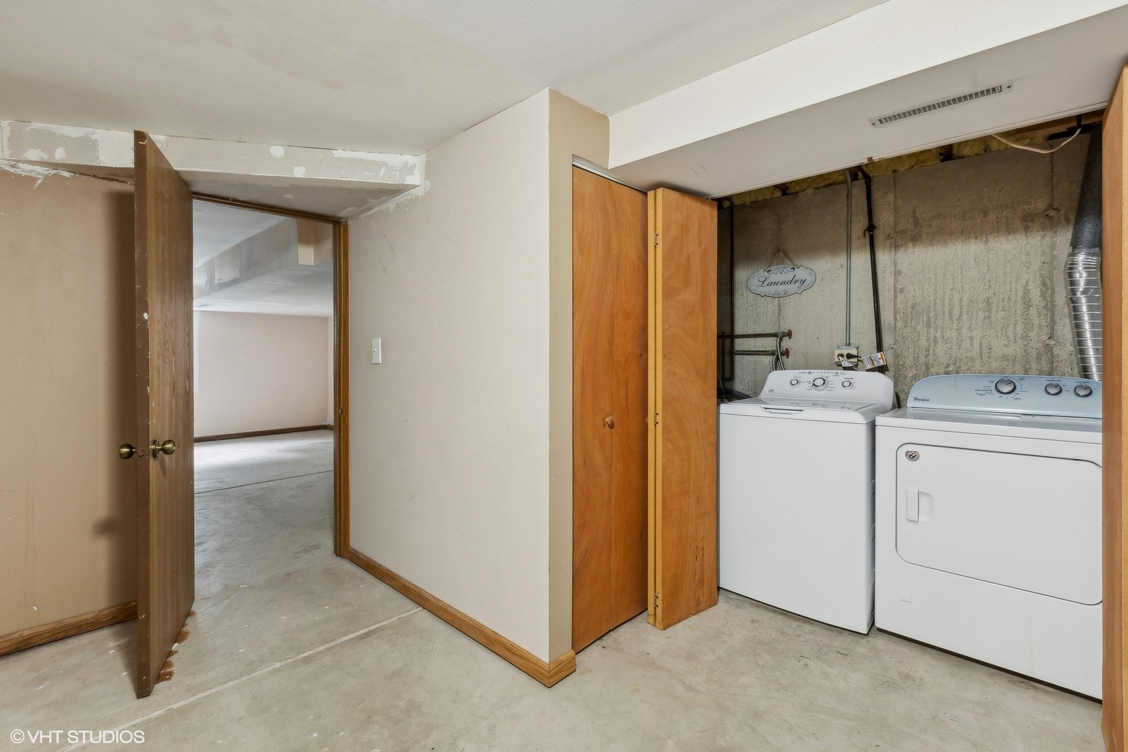 3243 Gresham Lane East Aurora, IL 60504 - Photo 20 of 28 a bathroom with a sink and a mirror