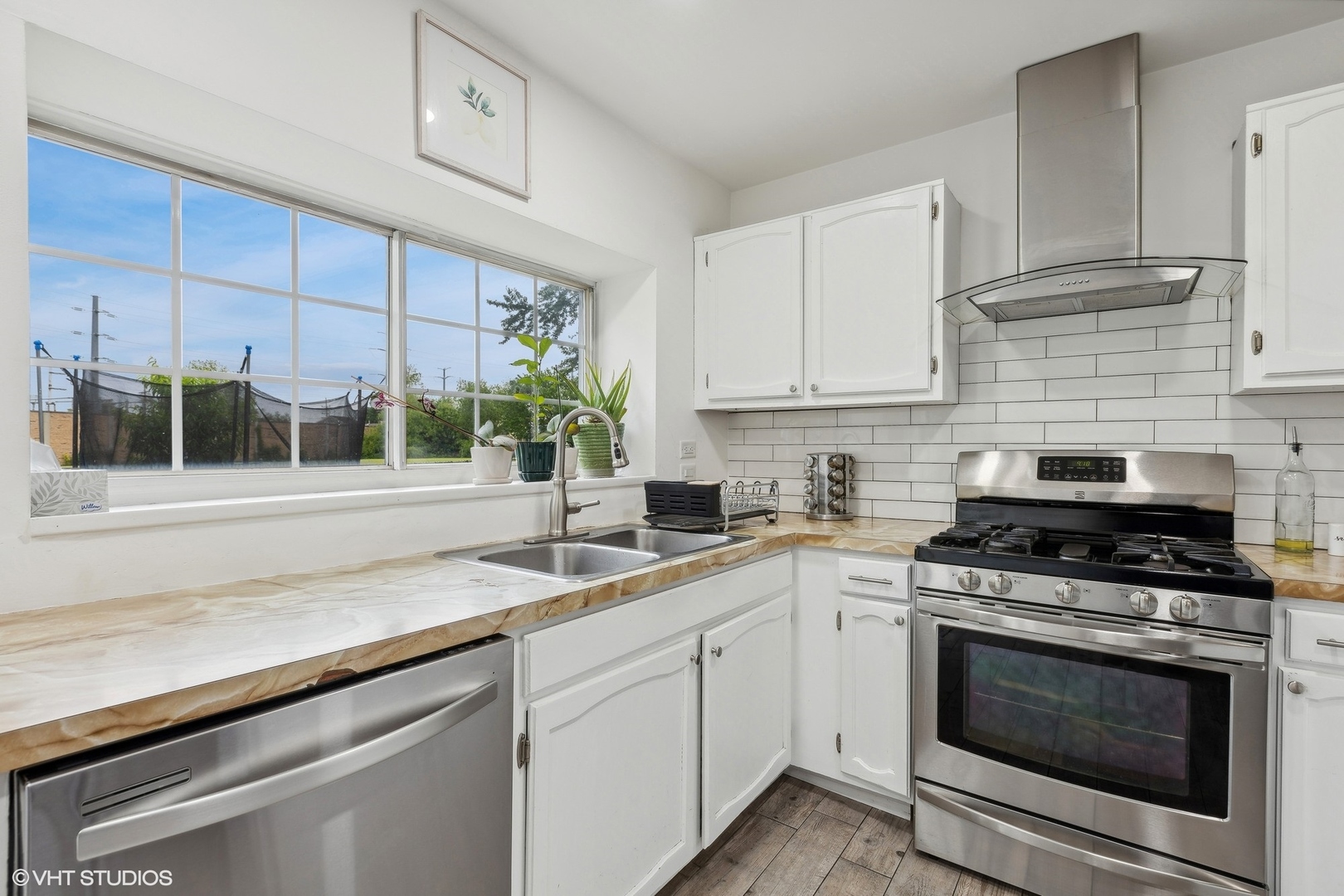 3243 Gresham Lane East Aurora, IL 60504 - Photo 10 of 28 a kitchen with a sink stove and cabinets