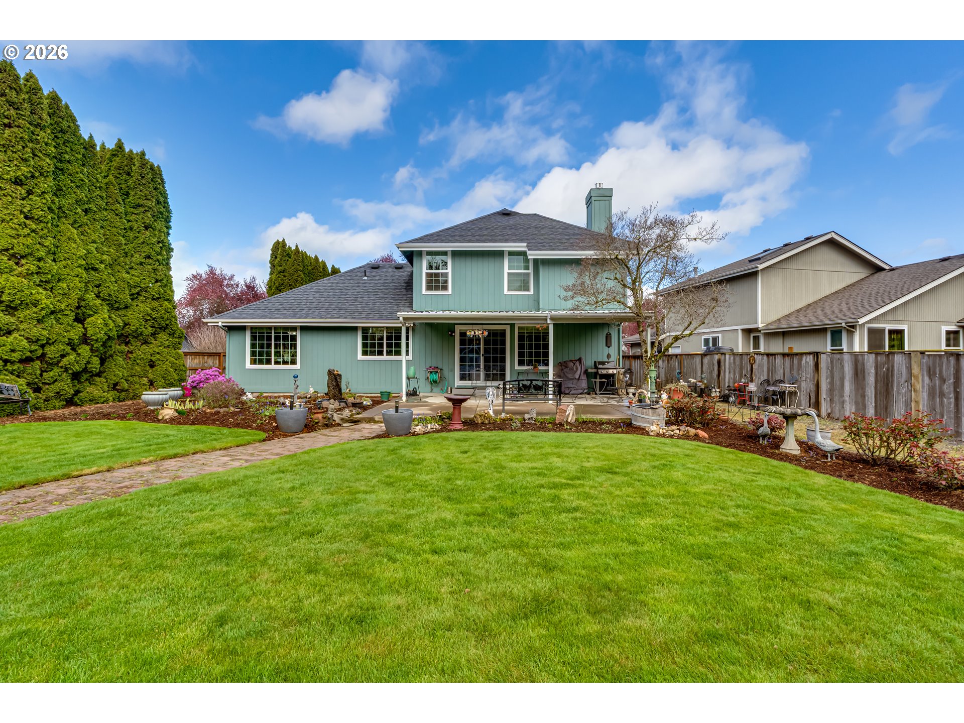 5131 Trevon Street Eugene, OR 97402 - Photo 29 of 42 a front view of a house with garden