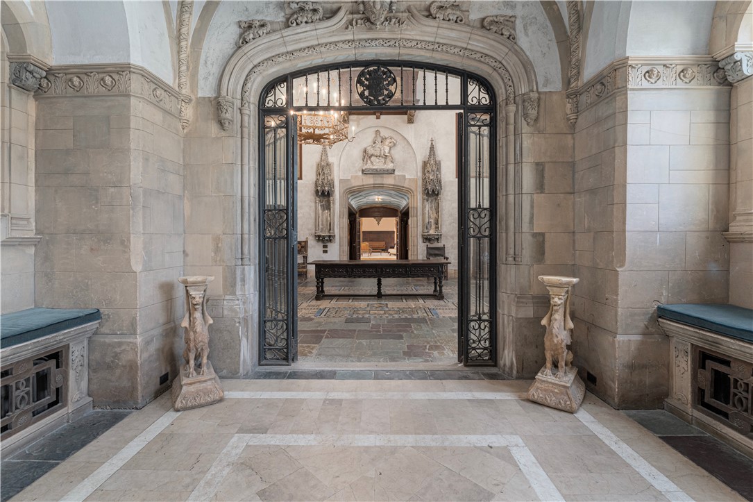 207 Ruggles Avenue Newport, RI 02840 - Photo 12 of 34