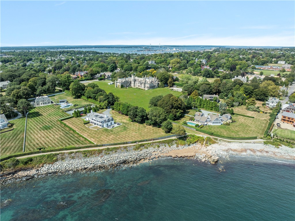 207 Ruggles Avenue Newport, RI 02840 - Photo 3 of 34