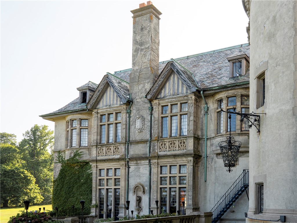 207 Ruggles Avenue Newport, RI 02840 - Photo 7 of 34