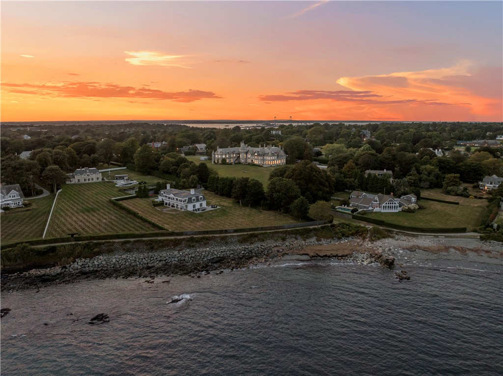 207 Ruggles Avenue Newport, RI 02840 - Photo 9 of 34