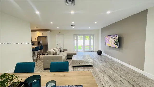 $4,100 | 911 North 14th Avenue, Hollywood, FL 33020