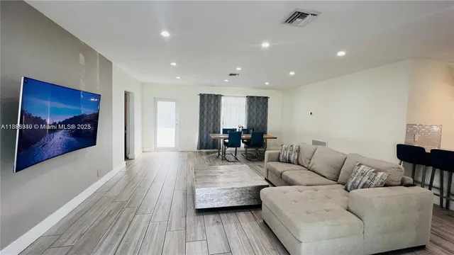 $4,100 | 911 North 14th Avenue, Hollywood, FL 33020