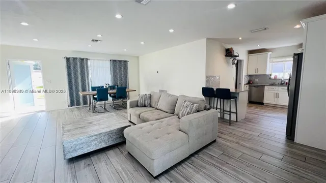 $4,100 | 911 North 14th Avenue, Hollywood, FL 33020