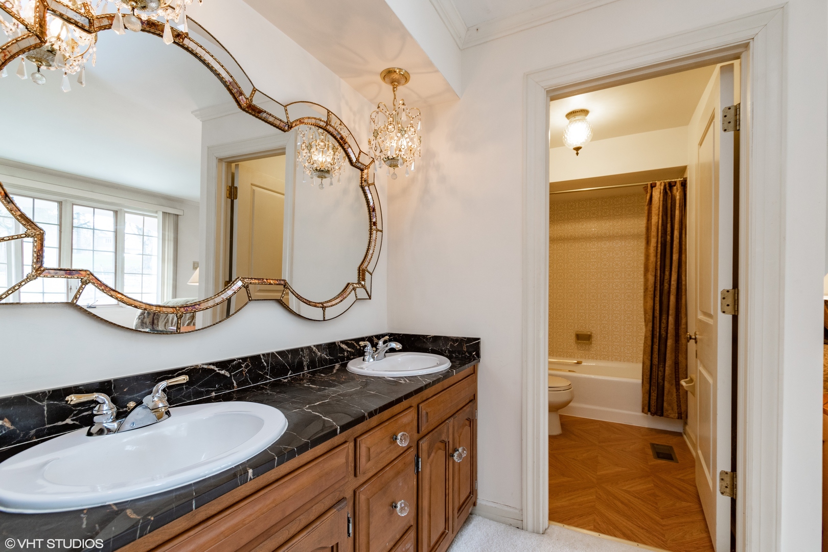 554 Aberdeen Road Frankfort, IL 60423 - Photo 14 of 40 a bathroom with a sink and a mirror