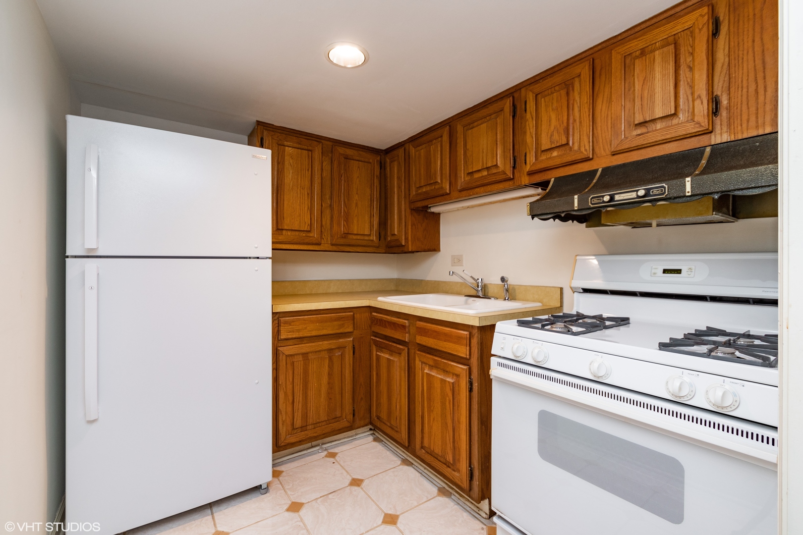 554 Aberdeen Road Frankfort, IL 60423 - Photo 22 of 40 a kitchen with stainless steel appliances granite countertop a refrigerator sink stove and cabinets