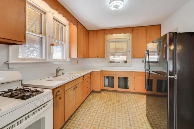 $350,000 | 1601 Sherman Place, Des Plaines, IL 60016