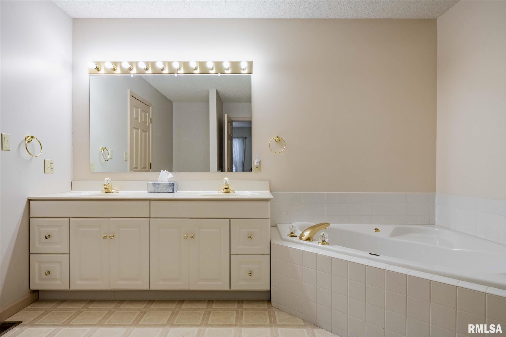 2701 Hickory Lane Marion, IL 62959 - Photo 14 of 35