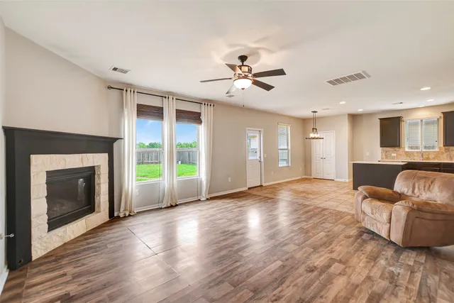 a view of a livingroom with furniture