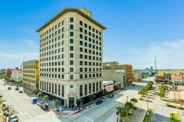 $1,750 | 2201 Market Street, Unit 802, Galveston, TX 77550
