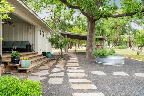 a view of a house with backyard and garden