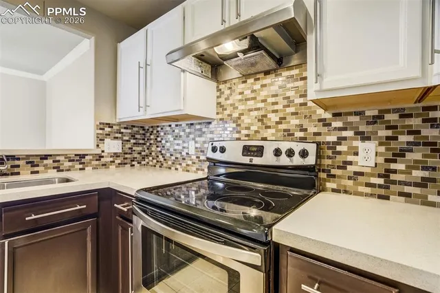 an empty room with closet and a ceiling fan