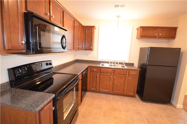 121 Bluegrass Road Clarksville, TN 37042 - Photo 9 of 20 VIEW OF BEAUTIFUL CUSTOM CABINETRY AND SMOOTH TOP STOVE.