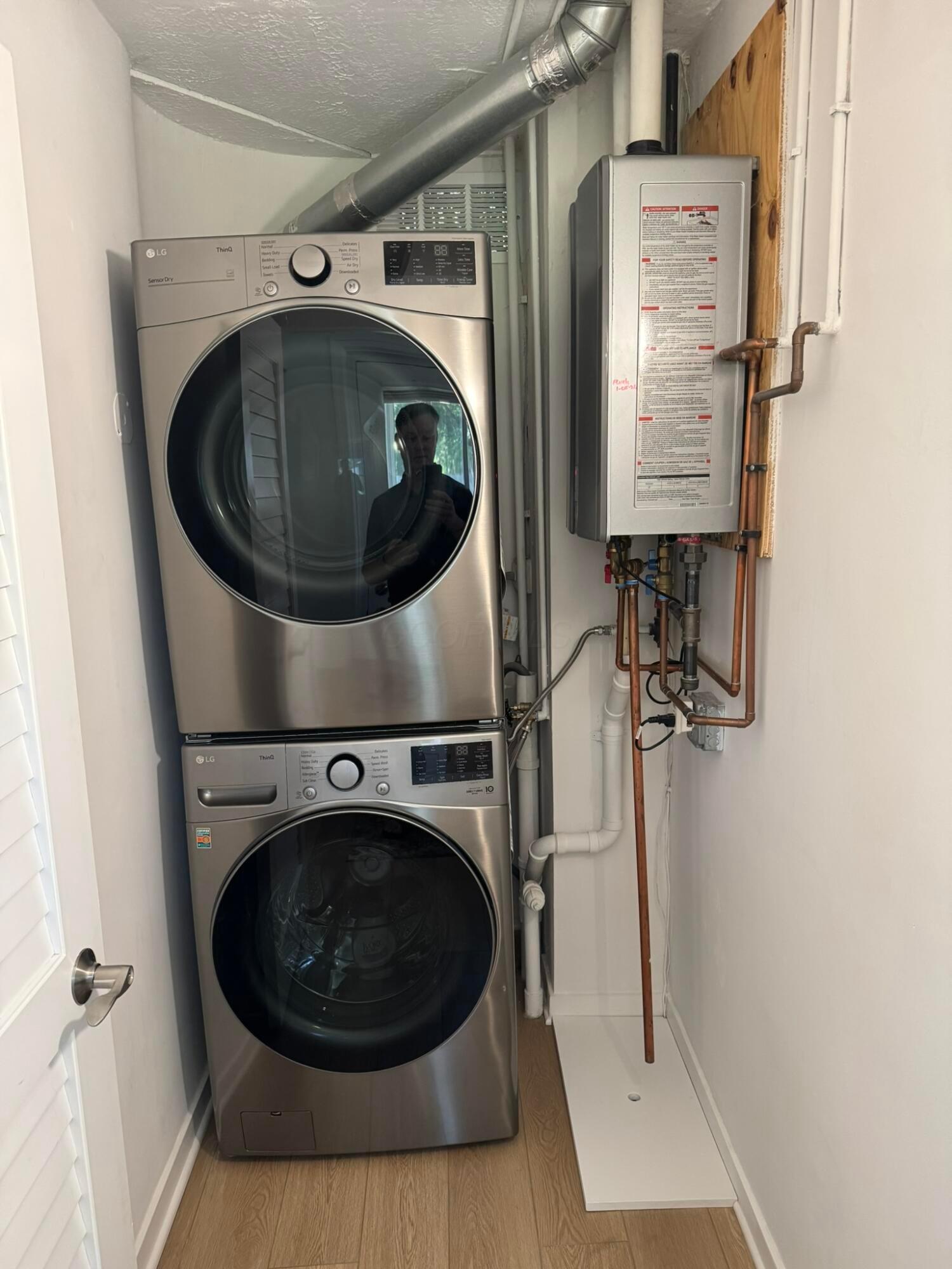 269 Chase Road Columbus, OH 43214 - Photo 7 of 28 Washer/Dryer & Tankless Water Heater