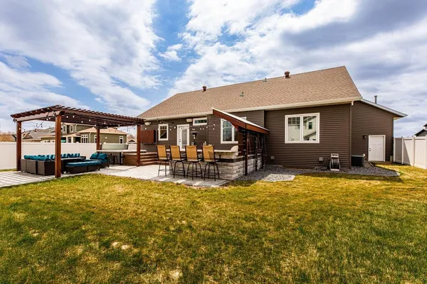 $735,000 | 126 37th Avenue East, West Fargo, ND 58078