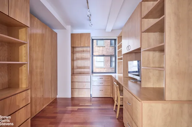 $1,395,000 | 235 East 49th Street, Unit 6BC | Midtown East