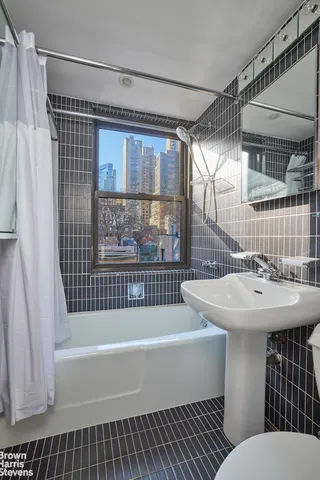 $1,395,000 | 235 East 49th Street, Unit 6BC | Midtown East
