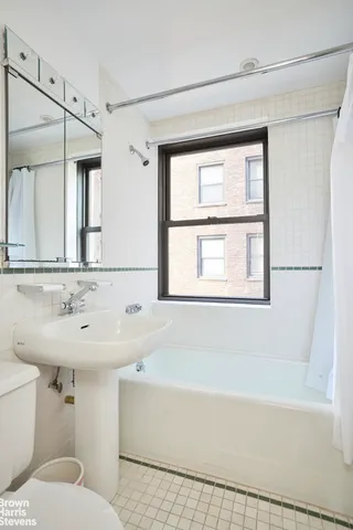 $1,395,000 | 235 East 49th Street, Unit 6BC | Midtown East