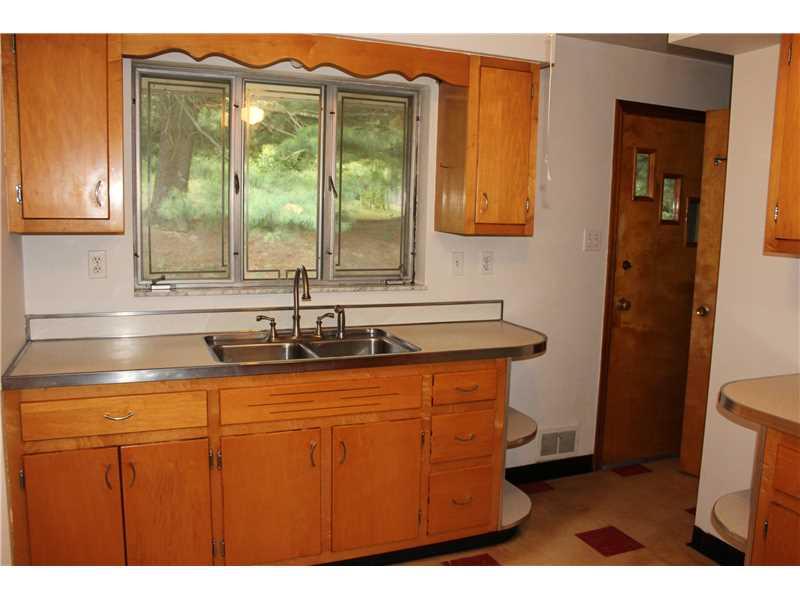 118 Reed Drive Green Tree, PA 15205 - Photo 6 of 21 Kitchen.