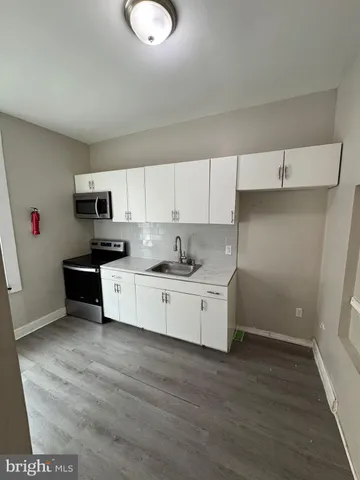 a view of a livingroom with hardwood floor and a ceiling fan