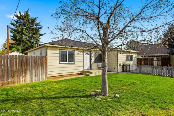 $310,000 | 906 West Entiat Avenue, Kennewick, WA 99336