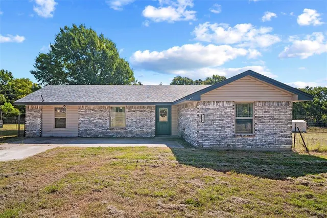 $2,100 | 3400 Sarra Lane, Springtown, TX 76082