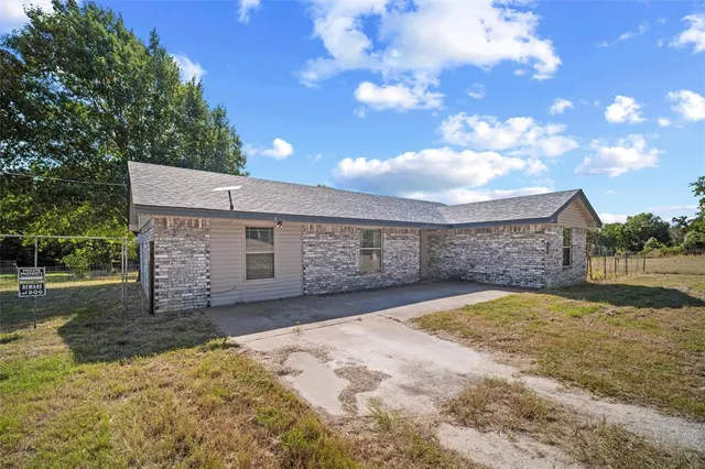 $2,100 | 3400 Sarra Lane, Springtown, TX 76082