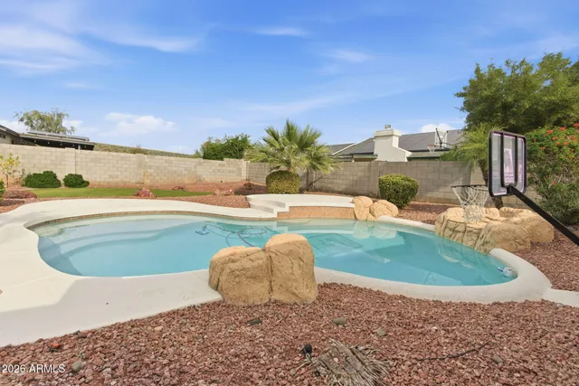 a view of a backyard