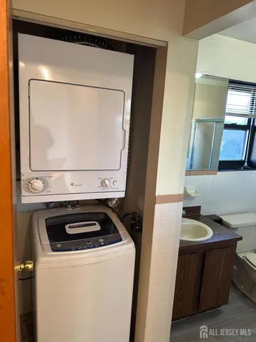 $1,900 | 111 F Beverly Hill Terrace, Woodbridge, NJ 07095