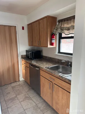 $1,900 | 111 F Beverly Hill Terrace, Woodbridge, NJ 07095