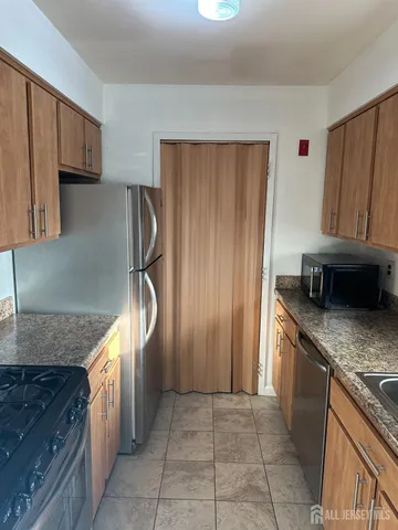 $1,900 | 111 F Beverly Hill Terrace, Woodbridge, NJ 07095