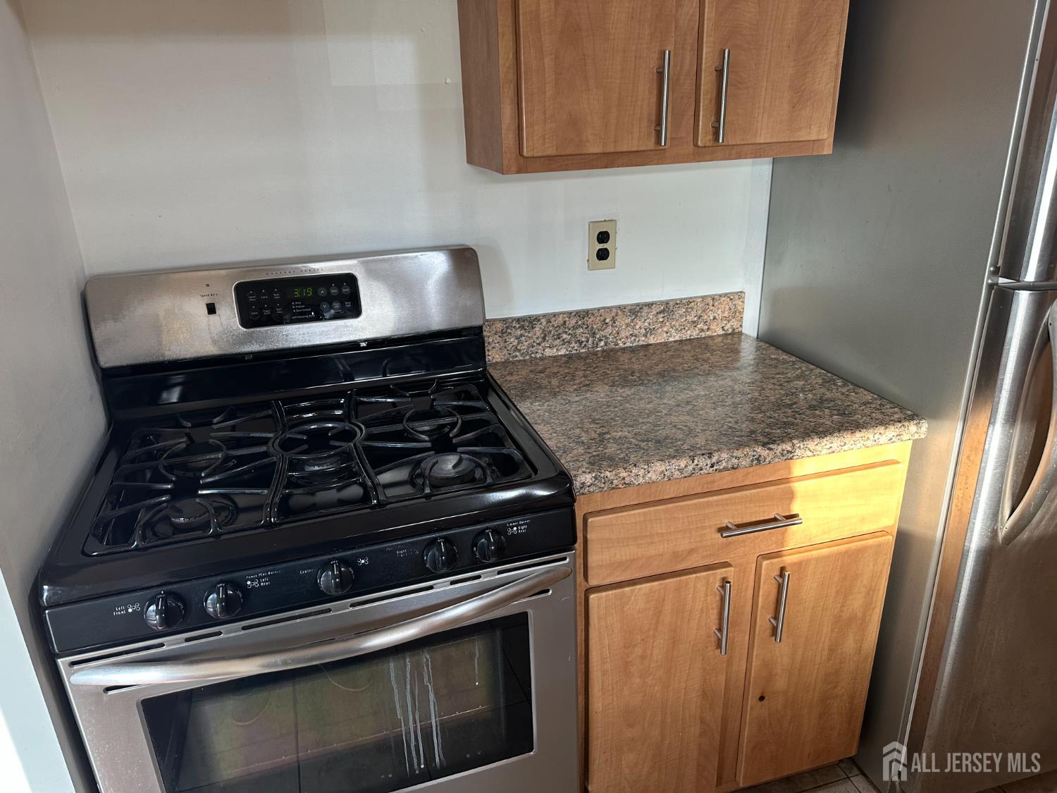 111 Beverly Hl Terrace, Unit F Woodbridge, NJ 07095 - Photo 9 of 31 a stove top oven sitting inside of a kitchen