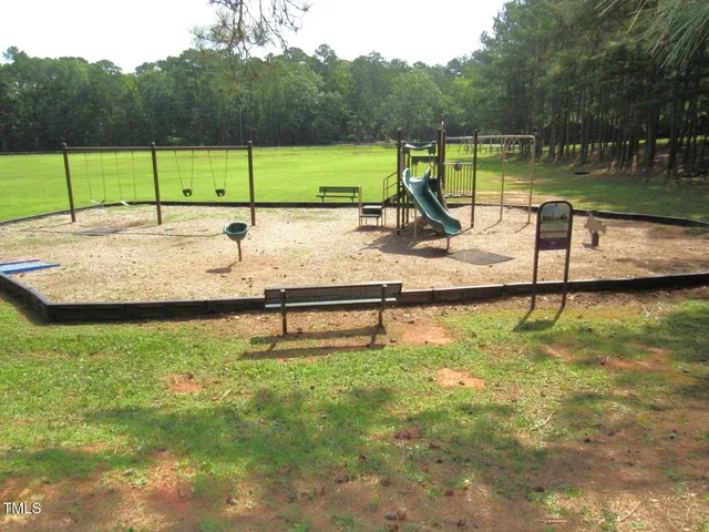 a view of back yard of the house