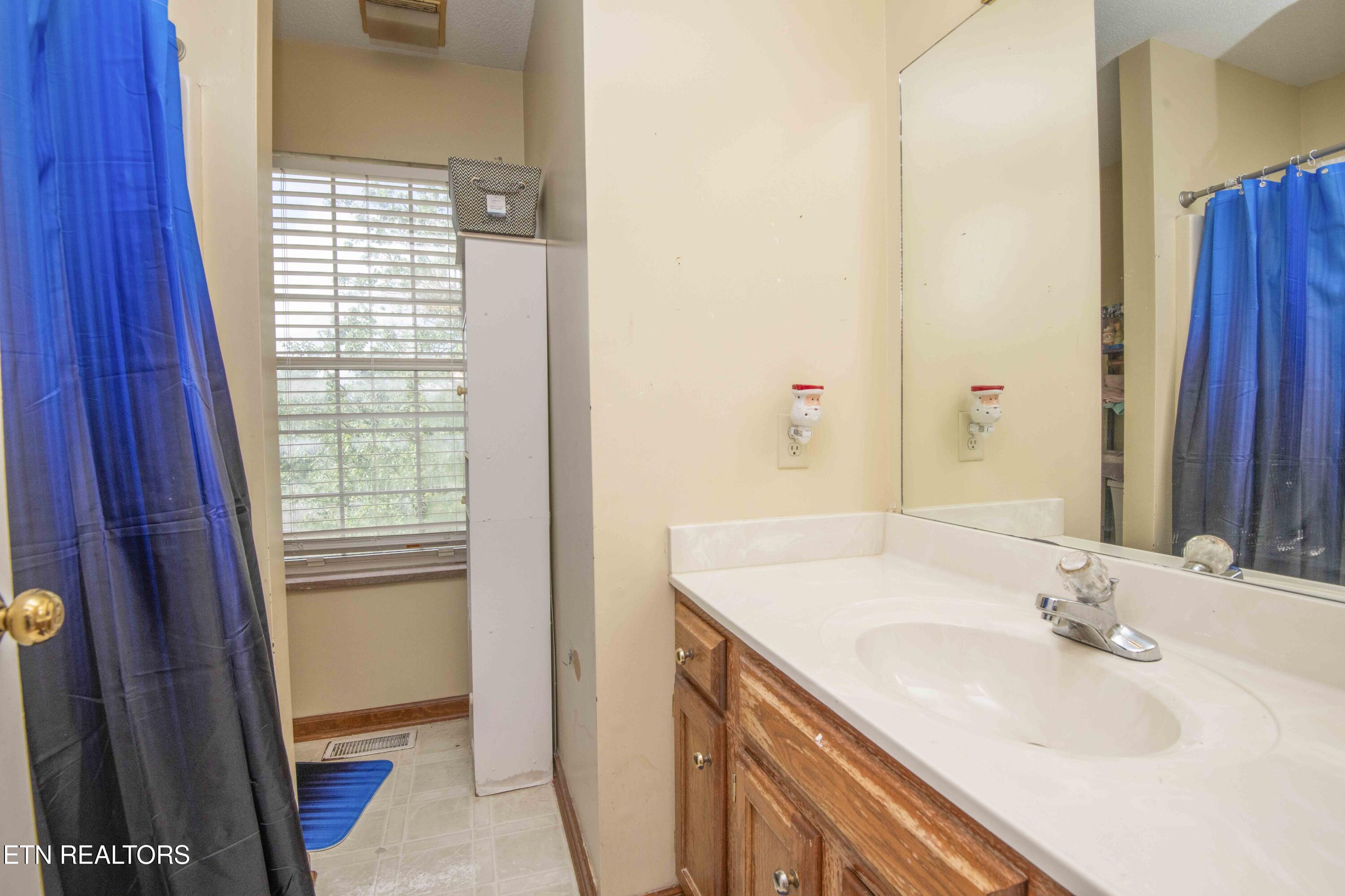 512 Windgate Court Powell, TN 37849 - Photo 24 of 36 2nd Bath